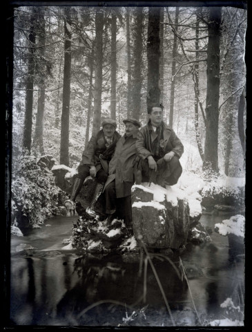 Promeneurs dans un bois enneigé et promeneuses (photos n°37 à 38)