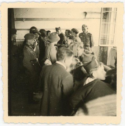 Civils rendant visite aux prisonniers de guerre français à la caserne Claude Decaen, à Caen (photographies n°5 à 8)