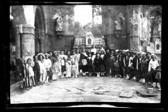 Fête des mères en l'église Saint-Martin Foire Saint-Gilles. Marché aux bestiaux à Condé-sur-Noireau, par Robert Desaunay (photos n°411 à 418)