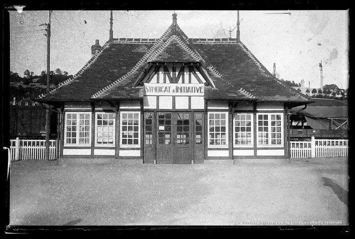 Le chalet du syndicat d'initiative. (photos 303 et 806)