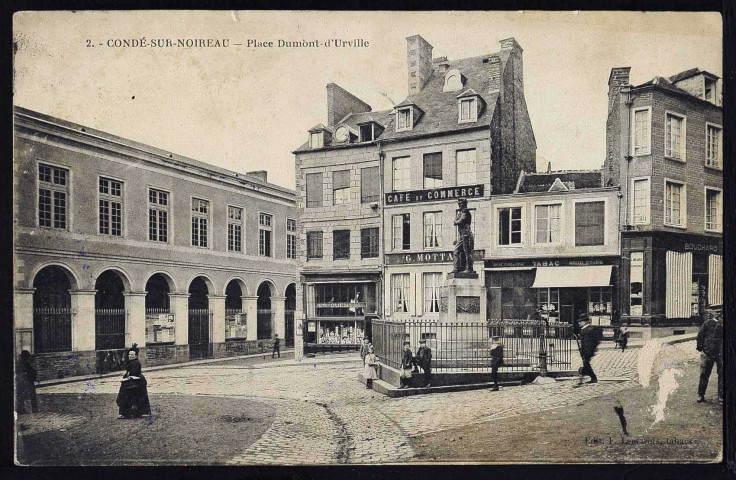 Place et statue Dumont d'Urville (n°10 à 12, 16 à 40)