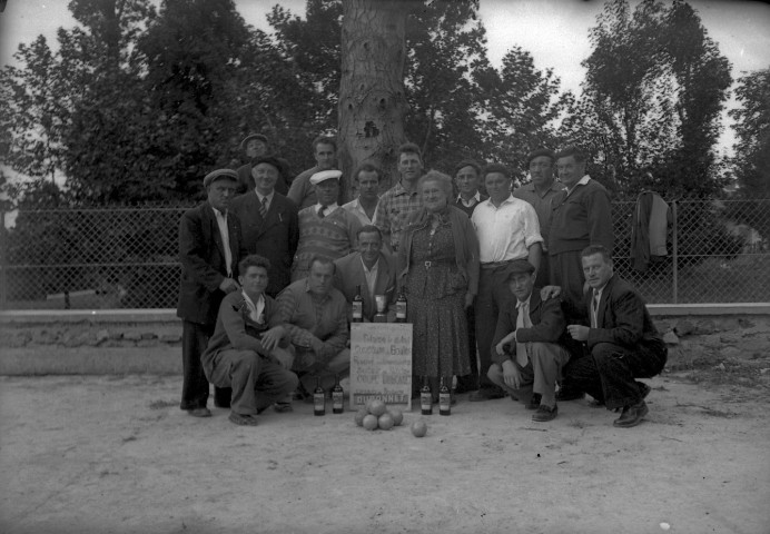 Concours de pétanque pour la coupe Dubonnet et stand de Pastis 51 (alcool) (photos n°29 à 34)