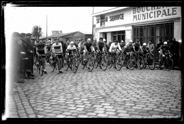 Course organisée par le Vélo-Club Lexovien (photos n°932, 939 à 941, 944 à 945)