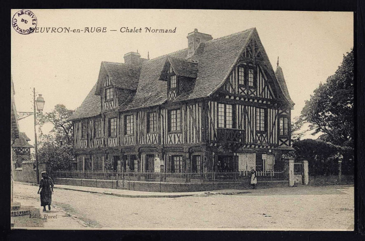 Beuvron-en-Auge : Place de la Pompe (n°1) ; Manoir de Beuvron (n°2 - 3) ; Vieilles maisons normandes (n°4)