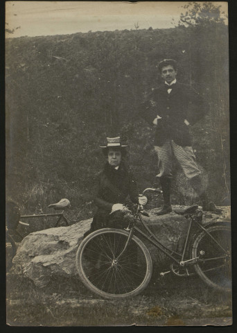 [Mme Devaux et le frère Devaux] (page 99, photos 100 et 106).