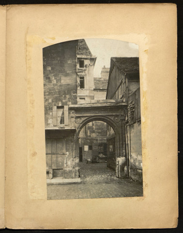 Cour du 24 rue des Teinturiers et porche de l'Hôtel de Mondrainville dans la cour de l'Ancienne Halle (photos n°133 et 134)