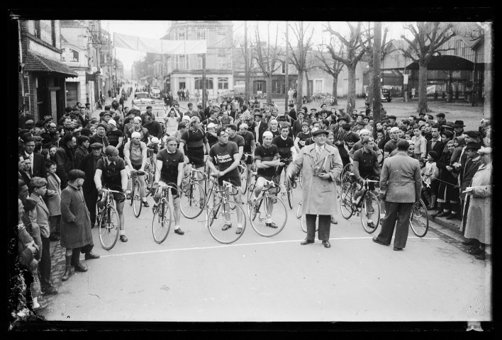 Deux courses de classement du Vélo Club Lexovien (VCL) à Glos (photos n°8590, 8591, 8597 à 8600)