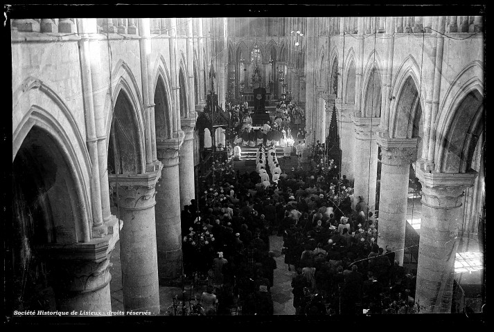 Cérémonie d'ordination de dix-sept prêtres (photos n°670, 672, 677à 678)