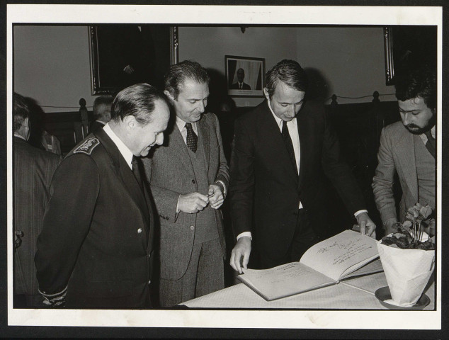 Déplacements en France: visites de ville et/ou réunions, dont visite à Marseille avec Gaston Defferre, et visite à Vitré avec P. Méhaignerie.