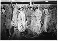 Trois-mâts Le Belem et yacht royal Britannia sur le canal de Caen à la mer.