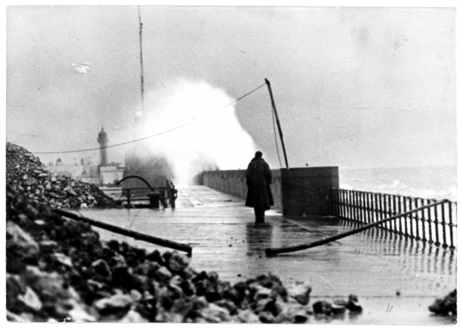 Un énorme embrun balaye la jetée (photo 158)