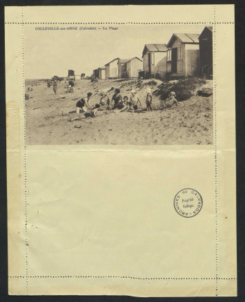 Cette carte postale détachable représente une scène de plage des années 1930 avec les cabines en arrière-plan et des enfants allongés avec leurs mamans.