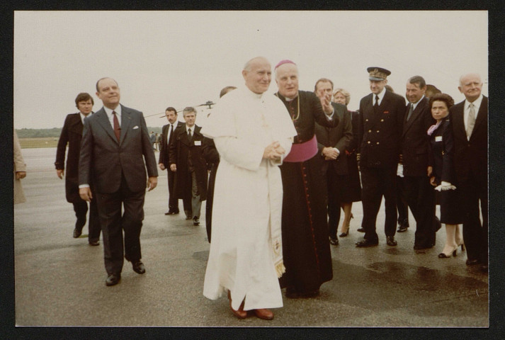 Rencontres avec la population et visites, dont visite du pape Jean-Paul II en présence de Raymond Barre (Lisieux, 1980), du premier ministre Raymond Barre (Deauville, 1977), meeting pour la campagne présidentielle de 1981 avec Simone Veil (1981)