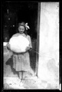 Jeune fille présentant un champignon (photo n°350)