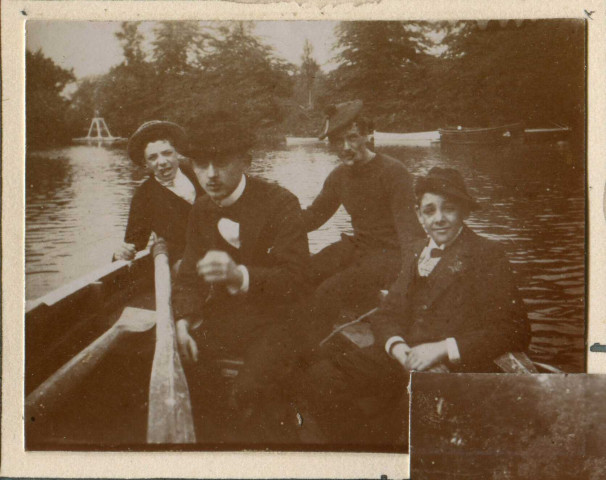 Ecole de natation, promenade en barque, jeux et lavandières sur l'Orne (photos n°236 à 243)