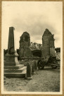 Eglise de Bellengreville en ruines, le monument aux morts et un canon (photo 13).