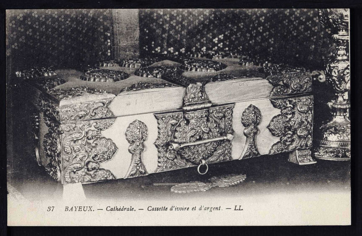 Cathédrale, objets : Porte-cierge (n°411), Coffret (n°420 à 424), Missel (n°425), Lutrin (n°306 à 307),