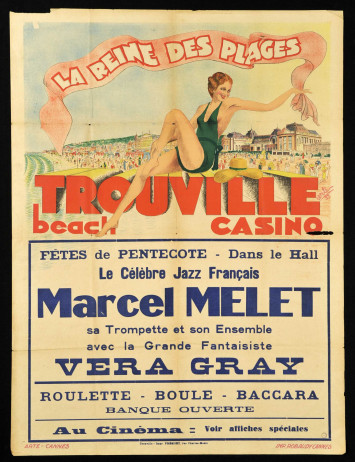 L'affiche représente une jeune femme souriante en maillot de bain une pièce tenant un ruban sur lequel apparaît le titre "La Reine des plages". La jeune femme est assises sur le nom Trouville beach casino.