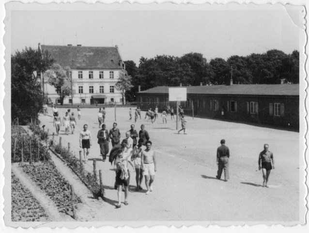 Camp de prisonniers en Allemagne : photographies et programme imprimé