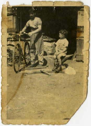 Grand-père et son petit-fils devant le forge familiale à Lingèvres