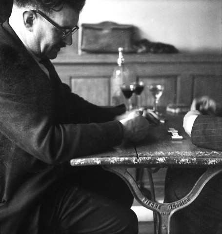 Partie de jeu de dominos entre messieurs Hazet et Drude dans un bar (photos n°411 à 417)