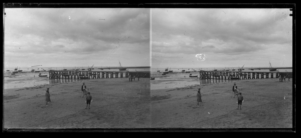 Grandcamp : le front de mer, la digue, la plage, la construction du port (photos n°40 à 45)