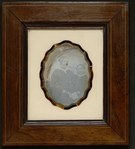 Deux daguerréotypes représentant Jean Frédéric Désiré Planque (Pont-L'Evêque 1809-Pont-L'Evêque1881), secrétaire de mairie pendant plus de 50 ans ainsi que sa femme, Delphine Ariane Ermenoult (1811-Pont-L'Evêque 1882) avec son fils Georges Frédéric Robert Planque (21 janvier 1841-9 août 1913)