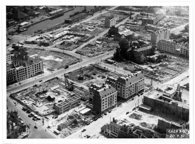 Vues aériennes de la construction de nouveaux logements à proximité du port, de la Tour Leroy, boulevard des Alliés, rue Saint Jean, rue Neuve Saint-Jean (photos n°143 et 144)
