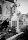 Tombe de François Simon au cimetière de l'église de Vaucelles (?) (photo 36).