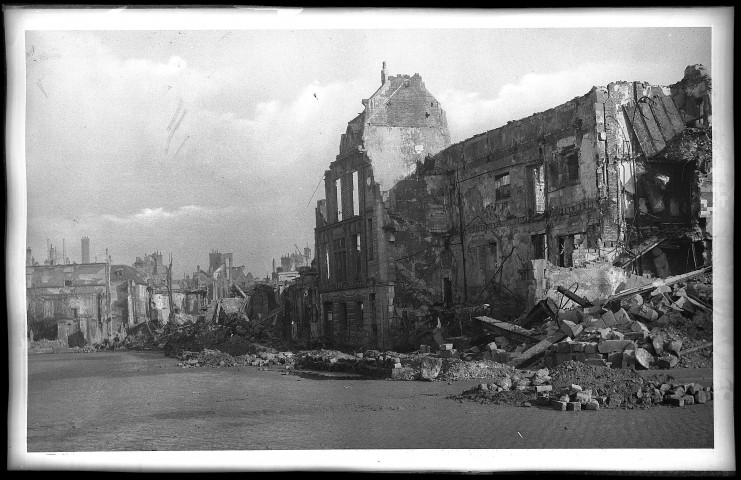 11 - Boulevard des Alliés en ruines (vu du Théâtre Municipal)