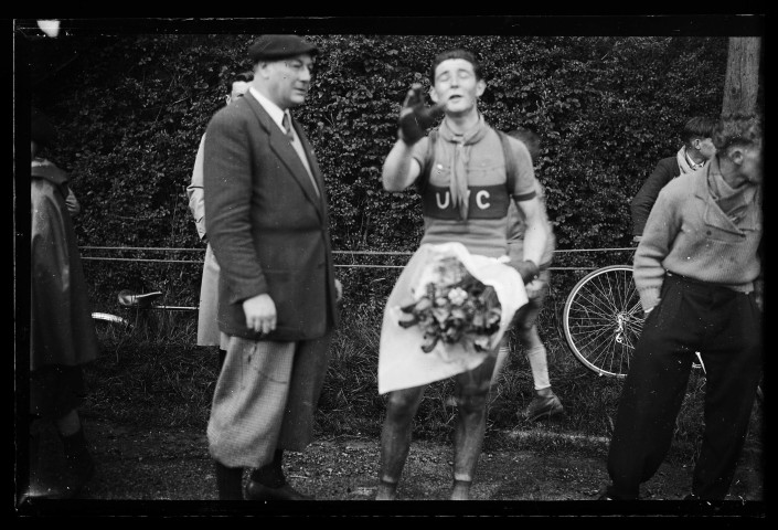 Coureurs cyclistes du VLC (Vélo club de Lisieux) (photos n°3514 à 3516)