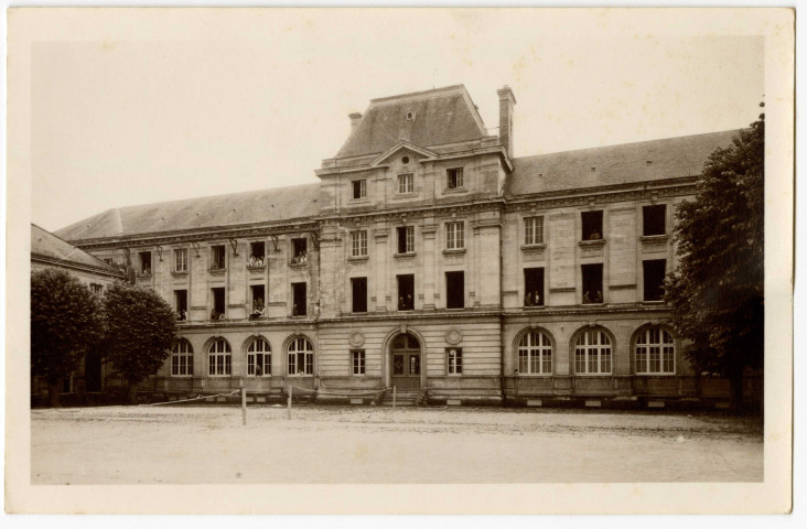 Papiers de l'architecte Auguste Nicolas relatifs à l'école normale : mobilier, démolition de maisons, incendie