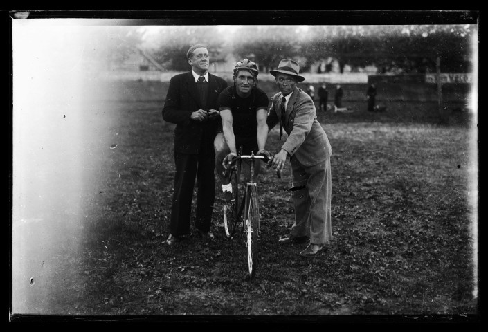 Course cycliste à St-Julien-le-Faucon (photos n°2960 et 2961)
