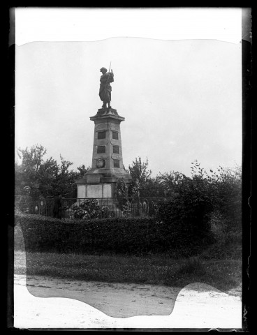Moulineaux: monument aux morts, panorama et Château de Robert le Diable ; monument des Mobiles et carrefour de La Maison-Brûlée (photos n° 29 à 35)