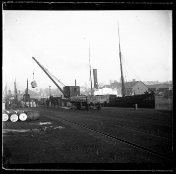 Déchargement sur les quais du port de Caen d'un paquebot charbonnier, photographie sur plaque de verre, Famille LeValtier AD14, 103Fi/1