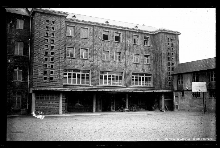 Le nouveau bâtiment de l'Institution Frémont (photos n°412 et 506)