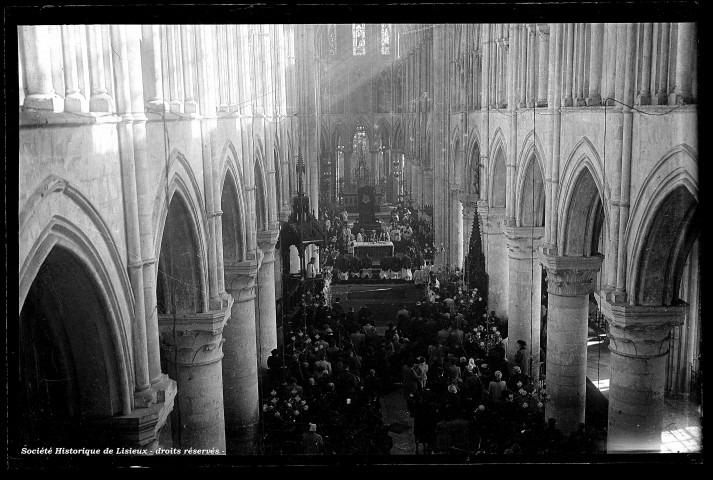 Cérémonie d'ordination de dix-sept prêtres (photos n°670, 672, 677à 678)