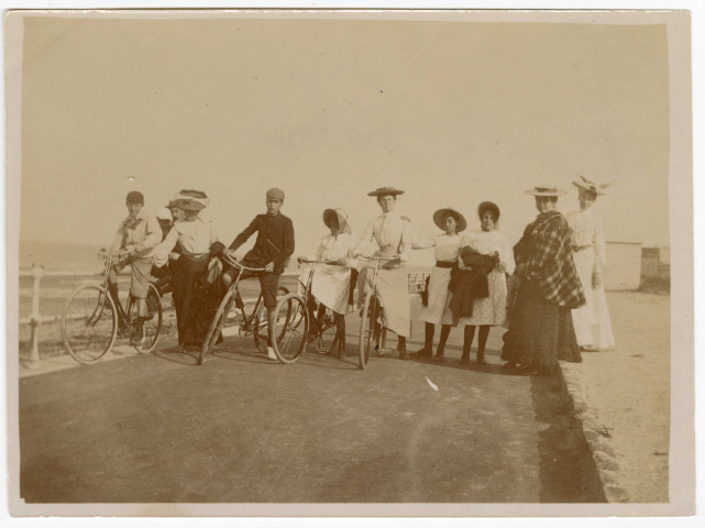 Personnes à vélo à Luc-sur-Mer (n°309 à 314)