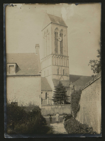 L'église de Colombelles et une église non identifiée (photos 102, 103 et 105).