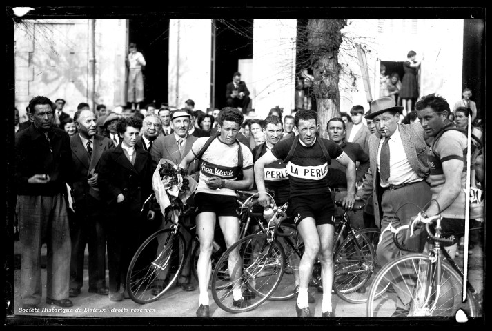 Course cycliste "Circuit des abeilles" (photos n°2243 à 2246)