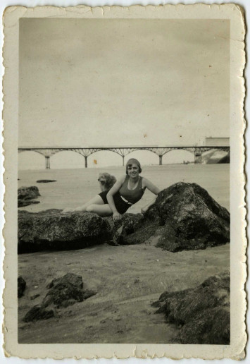 photo d'une jeune femme à la mer posé sur des rochers