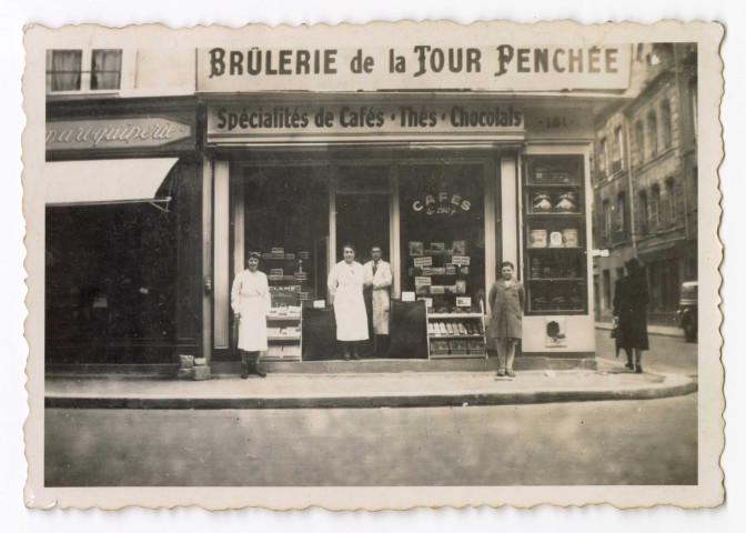 Photos de Marcel Marel, commerçant de la brûlerie de la Tour Penchée à Caen, détruite pendant les bombardements de 1944