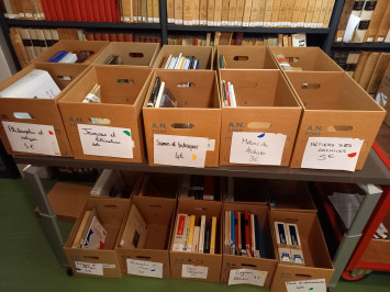 Les livres sont placés dans des cartons avec le prix associé.