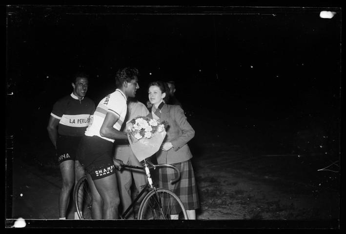 Course cycliste nocturne au vélodrome de Lisieux (photos n°8463 à 8466)
