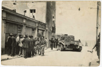 Libération de Luc-sur-Mer : soldats, civils et un char rue de la Mer le 7 juin 1944 ; 2 véhicules militaires amphibies (dukws) près de la plage (photos n°59 et 60)