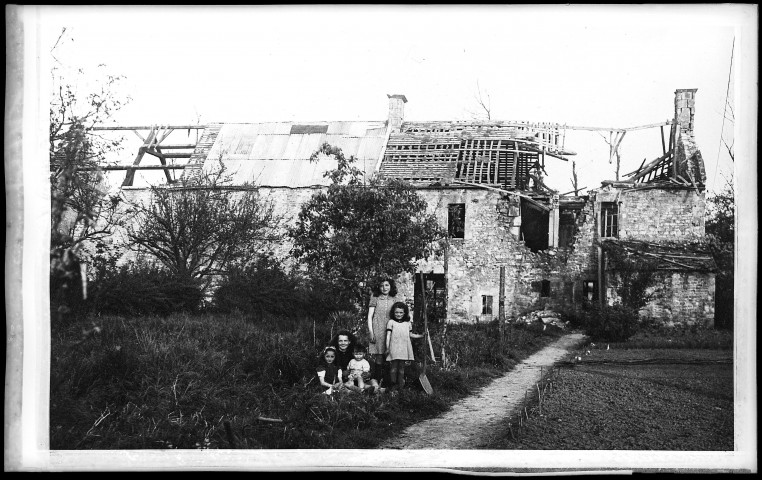 22 - Enfants devant la ferme du Cours d'Eau en ruines
