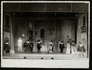 Troupe de théâtre sur scène.
