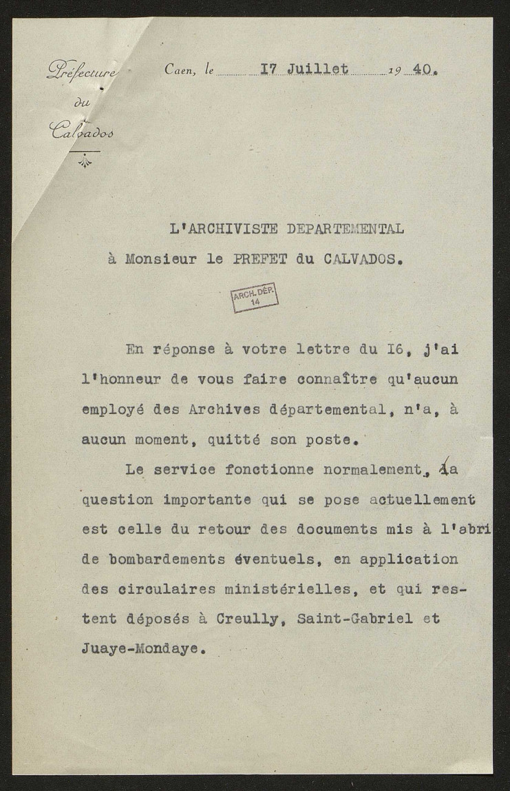 Cette lettre précise qu'aucun employé des Archives du Calvados n'a quitté son poste et que le service fonction normalement. La question prioritaire est le rapatriement des archives mises à l'abris des bombardements à Creully, Saint-Gabriel et Juaye-Mondaye.