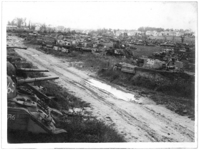 Carcasses de camions et chars détruits à Cormelles-le-Royal [photos n°216, 217]