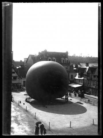 Lisieux, place de la République : préparatifs et départ d'un ballon lors de la Fête nationale le 14 juillet 1905 (photos n° 31 à 37)